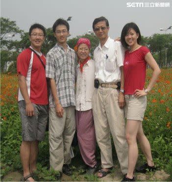 退休女教師陳月妹與丈夫育有1女2子，家庭幸福美滿。（圖／張介能提供）