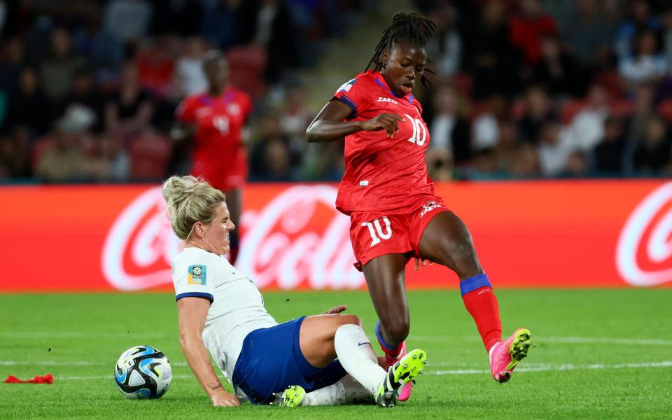 Millie Bright de Inglaterra, izquierda, desafía a Nerilia Mondesir de Haití durante el partido de fútbol del Grupo D de la Copa Mundial Femenina entre Inglaterra y Haití en Brisbane, Australia, el sábado 22 de julio de 2023