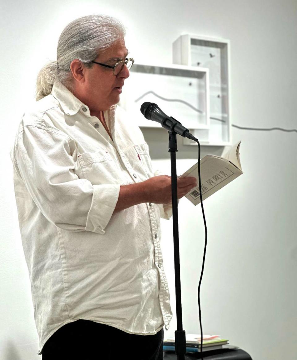 Ramón Fernández-Larrea leyendo sus versos en la galería y centro cultural Imago x las Artes, en Miami, el viernes 19 de abril de 2024.