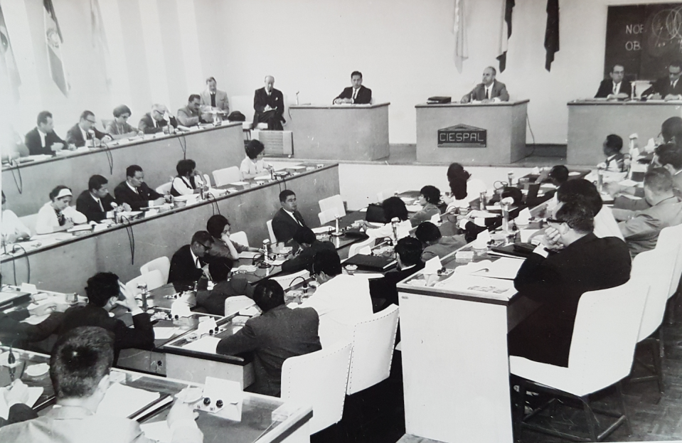 Calvo Hernando impartiendo el primer curso de periodismo científico en América Latina en CIESPAL.