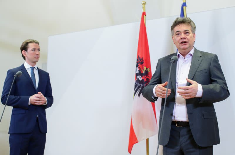 El líder del Partido Verde de Austria, Werner Kogler, y el jefe del Partido Popular (OeVP), Sebastian Kurz, pronuncian una declaración en Viena, Austria, el 1 de enero de 2020