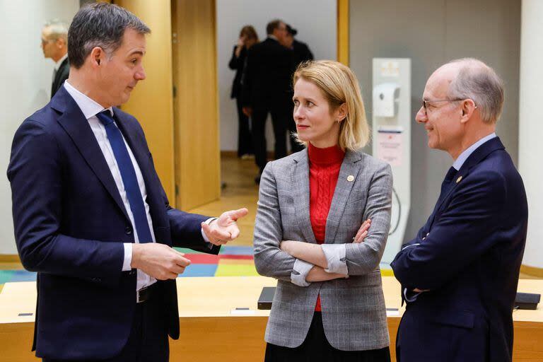 El primer ministro belga, Alexander De Croo; la primera ministra de Estonia, Kaja Kallas, y el premier de Luxemburgo, Luc Frieden, en la cumbre en Bruselas. (Ludovic MARIN / AFP)