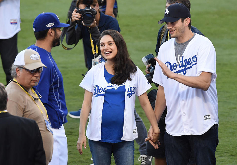 Ashton Kutcher et Mila Kunis n’ont pas attendu de se passer la bague au doigt pour fonder une famille. Le 1er octobre 2014, l’actrice donnait naissance à une petite Wyatt Isabelle. Quelque temps plus tard, elle confiera sur <em>Reddit</em> : "<em>C'est l'expérience la plus transformatrice qui soit, à mon sens. Tout a changé. Je suis fière d'être mère au foyer. Je n'ai aucun désir d'être devant la caméra. Wyatt est ma mission la plus difficile.</em>" Ashton Kutcher attendra quant à lui 2016 et la naissance de son fils, Dimitri Portwood, pour se prêter au jeu des confessions sur le plateau d'Ellen Degeneres : "<em>On croit que l’on sait combien on peut aimer une autre personne. Et après, on a un enfant et on réalise qu'on ne savait rien.</em>" Socrates approuve ce message. (<em>Chris Williams/Icon Sportswire via Getty Images</em>)