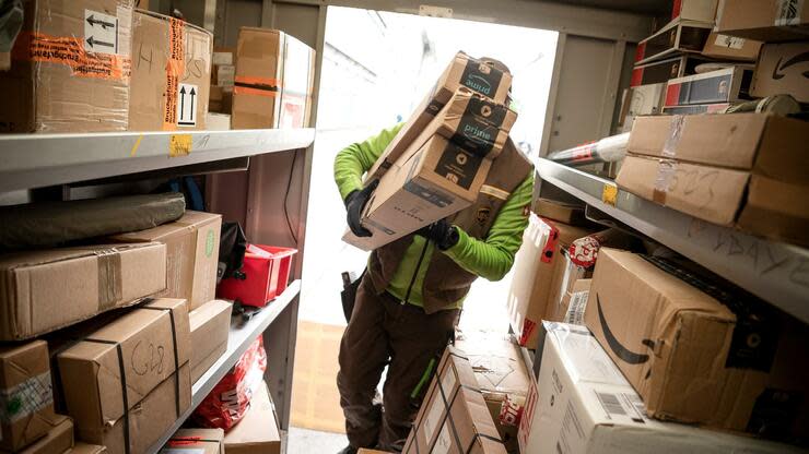 Die ständig wachsende Flut der Sendungen gerade zu Weihnachten stellt die Paketdienste seit Jahren vor große Herausforderungen. D Foto: dpa