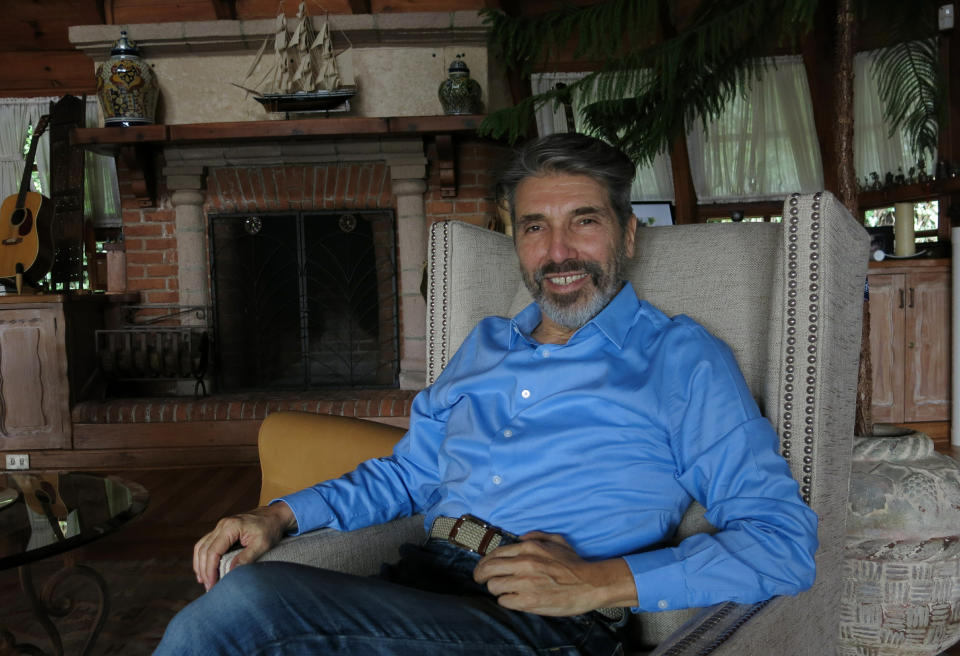 En esta fotografía del 19 de junio de 2019 el músico nacido en argentina Diego Verdaguer posa para un retrato en su casa en la Ciudad de México. Verdaguer celebra 50 años de carrera con las canciones italianas pop con las que creció en su próximo álbum "Corazón Bambino" que incluye el sencillo "Cuando, cuando, cuando". (Foto AP/Berenice Bautista)