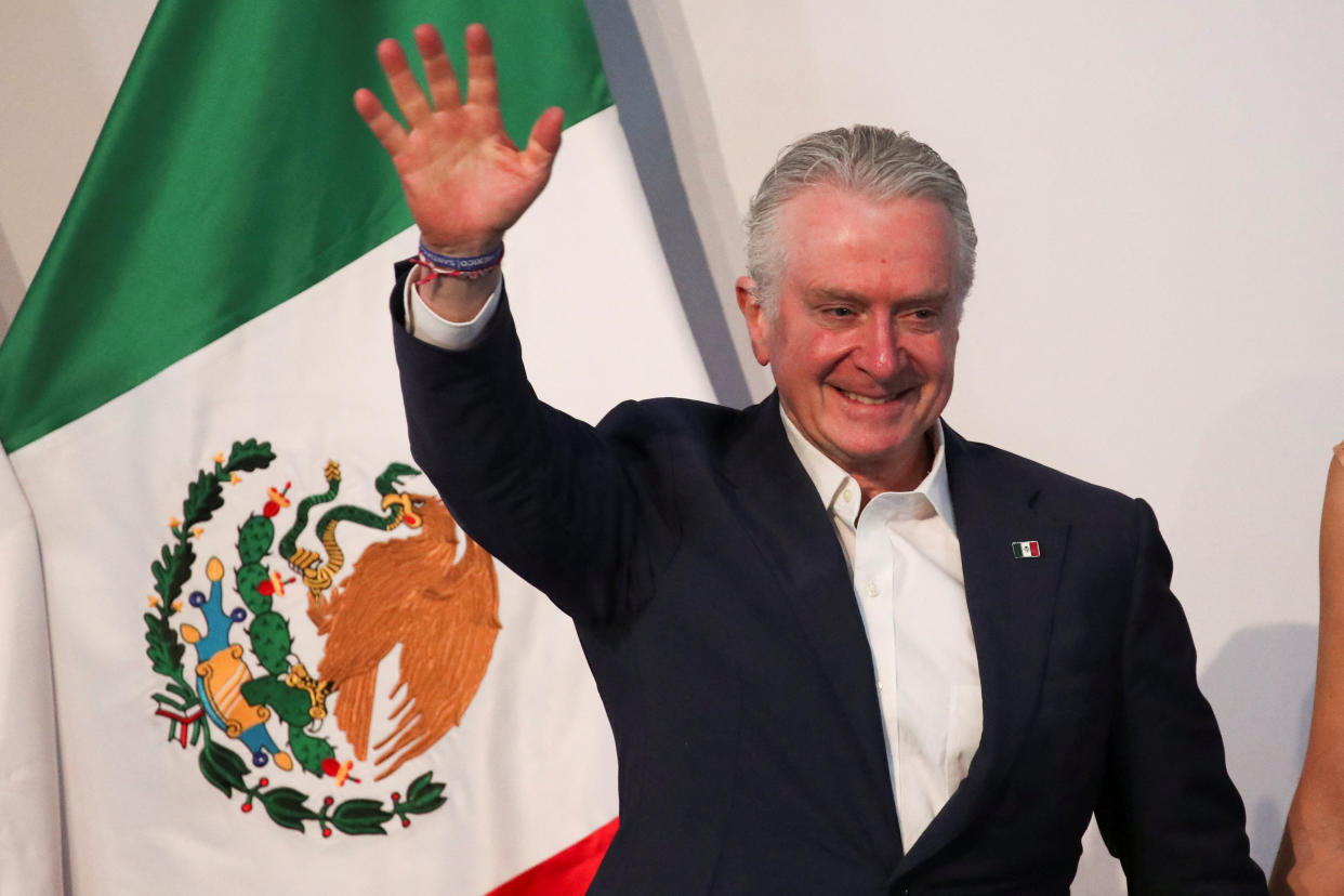 Santiago Creel luego de registrarse como aspirante a la candidatura del Frente Amplio por México. (REUTERS/Henry Romero)