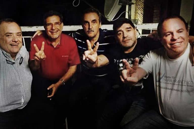 El embajador Valdés; el gobernador Beder Herrera; Moreno; Maradona y el “Caballo” Suárez, en septiembre pasado en Roma
