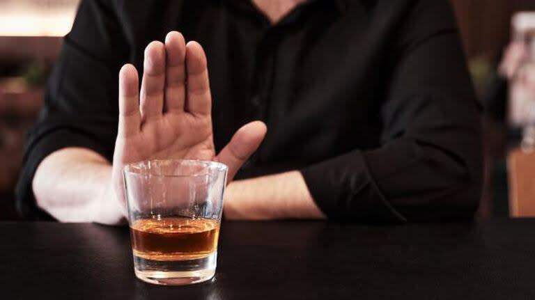 Frente al consumo de alcohol, los expertos recomiendan disminuir la cantidad no solo por mantener la dieta, sino también por otros riesgos a la salud.

Foto: iStock