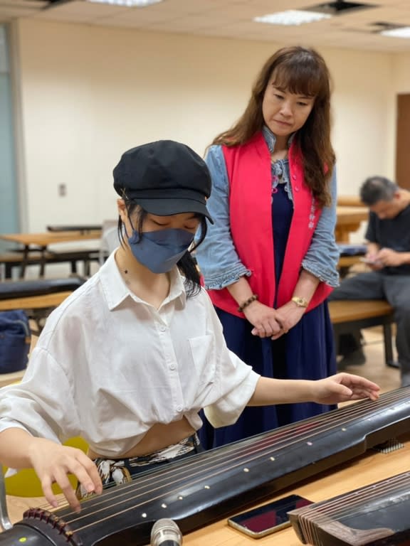 《圖說》華梵大學美術系學生張訓安表演古琴彈奏。〈華梵大學提供〉