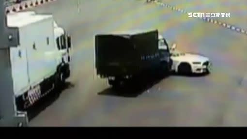 一名黃姓男子開跑車疑似闖紅燈，和直行的貨車駕駛發生碰撞。