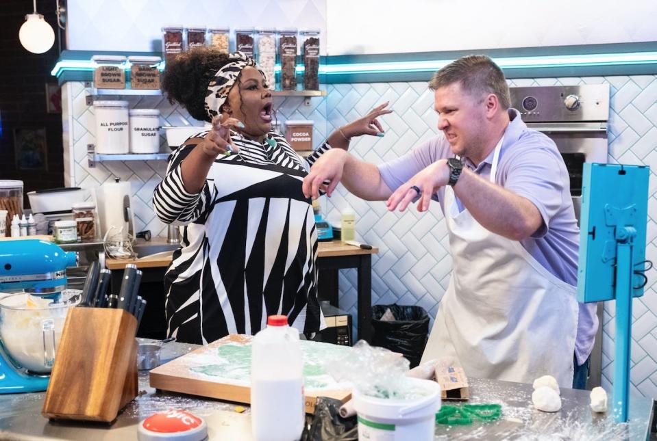 Host Nicole Byer and contestant Aaron Anderson on "Nailed It!"