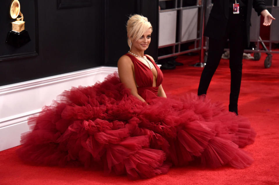 <p>Bebe Rexha n’est pas passée inaperçue avec sa robe rouge frou-frou. </p>