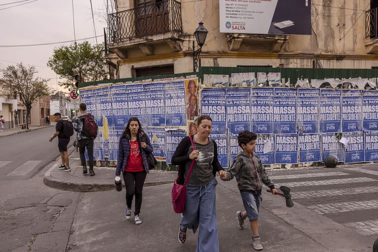 Carteles de campaña de Sergio Massa en Salta, el 11 de octubre de 2023.