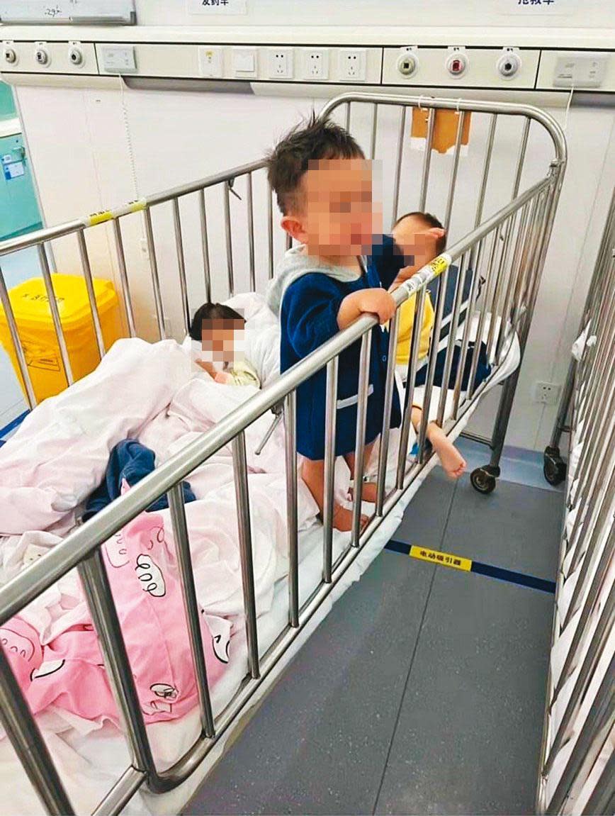 上海防疫手段強迫父母與嬰幼兒分開，4月初時網路瘋傳被隔離的幼兒哭泣照，但上海市公共衛生臨床中心否認。（翻攝自推特）
