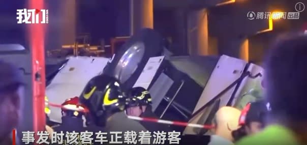 巴士墜落威尼斯陸橋之後，大批義大利消防人員趕到現場搶救。   圖 : 影片截圖