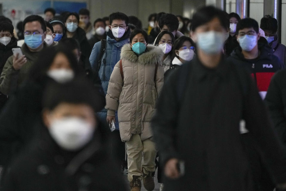 Un grupo de personas con mascarillas en China (AP /Andy Wong)