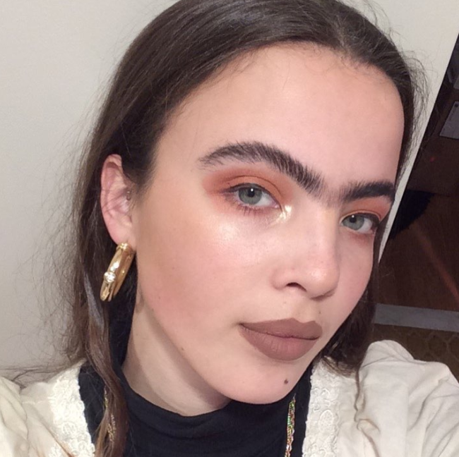 <p>Le mannequin de New York âgé de 19 ans sort du moule des sourcils parfaits grâce à son imposant monosourcil. Comme la peintre mexicaine Frida Kahlo, l’adolescente possède des sourcils particulièrement fournis, mais au lieu de tout faire pour que les petits poils situés entre ses deux sourcils disparaissent, Scarlett a choisi d’arborer fièrement son monosourcil. <em>[Photo : Instagram/Scarlett Costello]</em> </p>