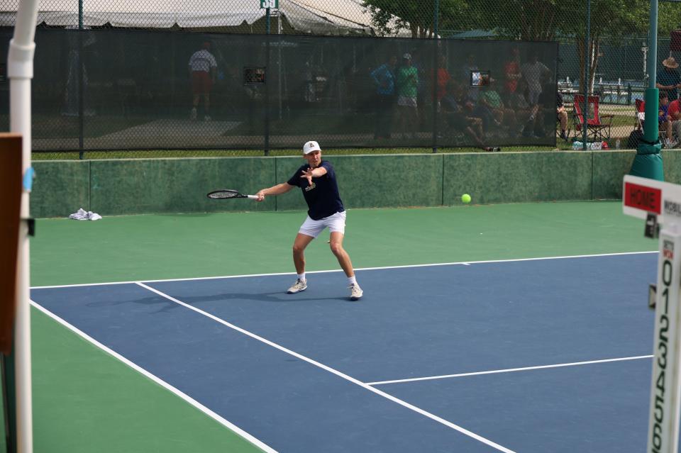 Jonni Kneer de la Academia Tuscaloosa en un partido de tenis