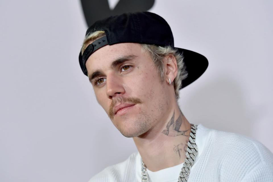 Harten Drogen hat er abgeschworen, Marihuana konsumiert Justin Bieber aber immer noch: "Ich habe jetzt einen Umgang mit Gras in meinem Leben entwickelt, der mir als Mensch guttut", sagte er in einem "Vogue"-Interview. Und weil er an den medizinischen Nutzen der Droge glaubt, verkauft er unter dem Namen "Peaches Pre-Rolls" limitierte Sets mit fertig gerollten Joints. (Bild: Axelle/Bauer-Griffin/FilmMagic/Getty Images)
