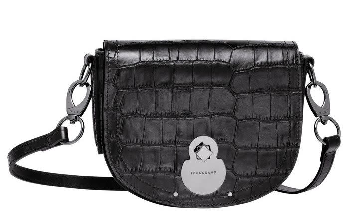 ▲Cavalcade Croco 系列黑色鱷魚紋小型斜背包 NT$19,500。（圖／LONGCHAMP）