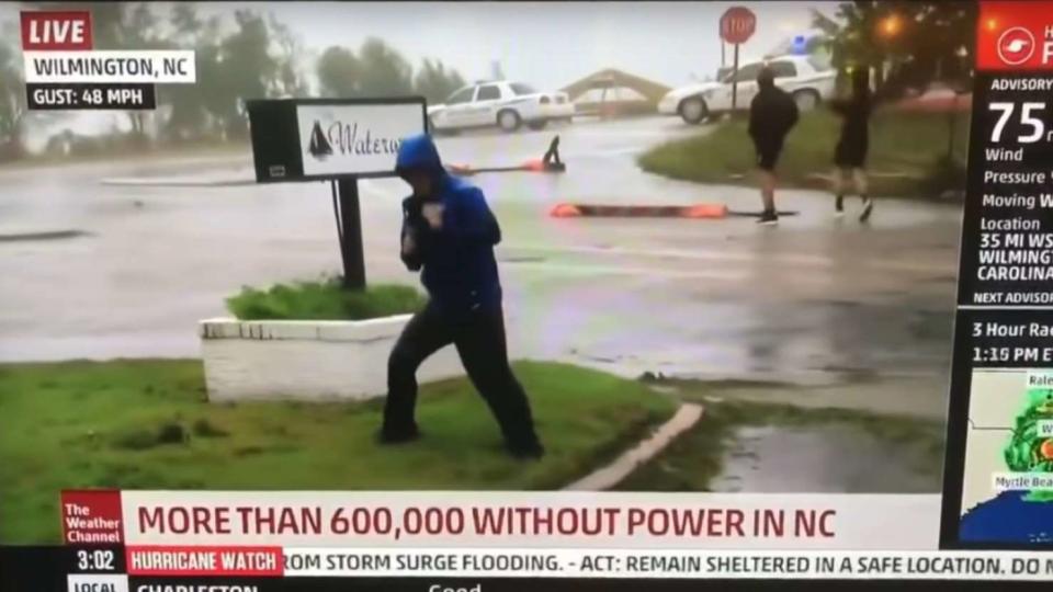 <p>Ein Reporter, der fast vom Tropensturm “Florence” umgeweht wird, bescherte den vermutlich kuriosesten TV-Moment des Jahres, der auch einen Sturm der Entrüstung in den Sozialen Netzwerken auslöste. Mike Seidel vom Weather Channel konnte sich kaum auf den Beinen halten, hinter ihm spazierten jedoch gemütlich – und offensichtlich problemlos – zwei Fußgänger durchs Bild. Fake News wurden dem Sender sofort vorgeworfen. Die Erklärung des Weather Channels fiel fast noch kurioser aus: “Es ist wichtig zu beachten, dass die zwei Männer im Hintergrund auf Asphalt gehen, während Mike Seidel auf feuchtem Gras steht.” Ja, das erklärt die Situation natürlich! (Bild: Screenshot YouTube) </p>