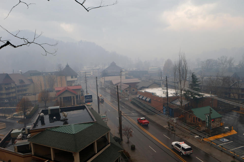 Smoke fills the air and surrounds businesses and resorts in the wake of a wildfire&nbsp;in downtown Gatlinburg, Tennessee, Nov. 30, 2016. (Photo: Brian Blanco via Getty Images)