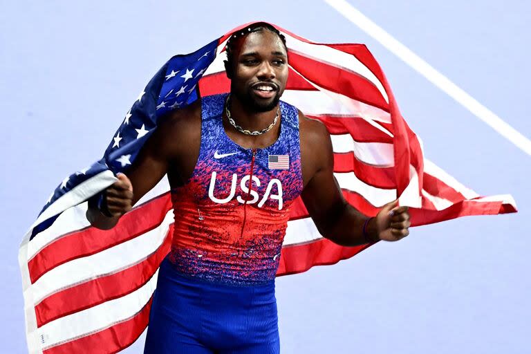 El estadounidense Noah Lyles celebra después de ganar la final masculina de 100 metros de la prueba de atletismo de los Juegos Olímpicos de París 2024