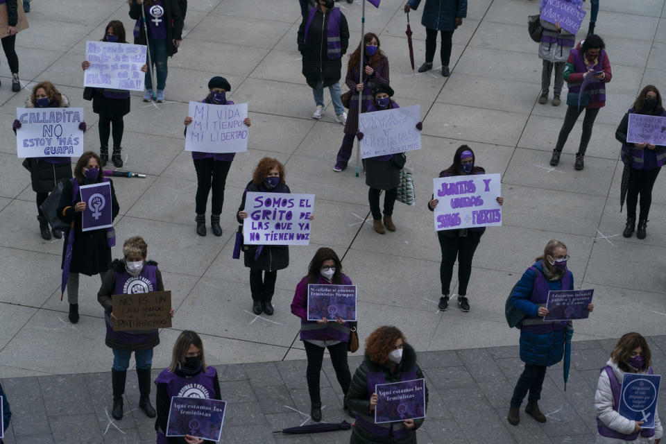 <p>Un grupo de mujeres participa en la manifestación celebrada en Santander con marcas en el suelo para guardar la distancia social. Cada una de ellas sujetaba una pancarta con consignas feministas. (Foto: Joaquin Gomez Sastre / NurPhoto / Getty Images).</p> 