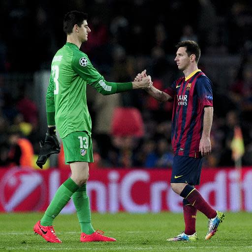 El portero belga del Atlético de Madrid, Thibaut Courtois (i), saluda al delantero argentino del FC Barcelona, Lionel Messi, tras el partido de ida de cuartos de final de Champions League en el Camp Nou, Barcelona, el pasado 1 de abril de 2014 (AFP/Archivos | Josep Lago)