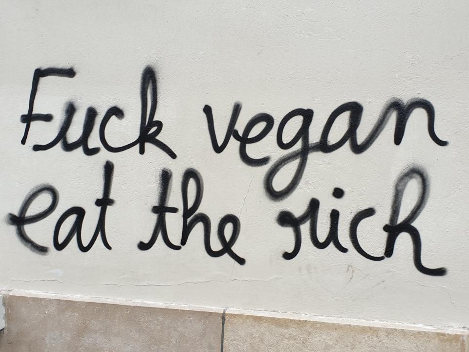 <p>“Fuck vegan eat the rich” (On vous laisse traduire pour celui-là). </p>