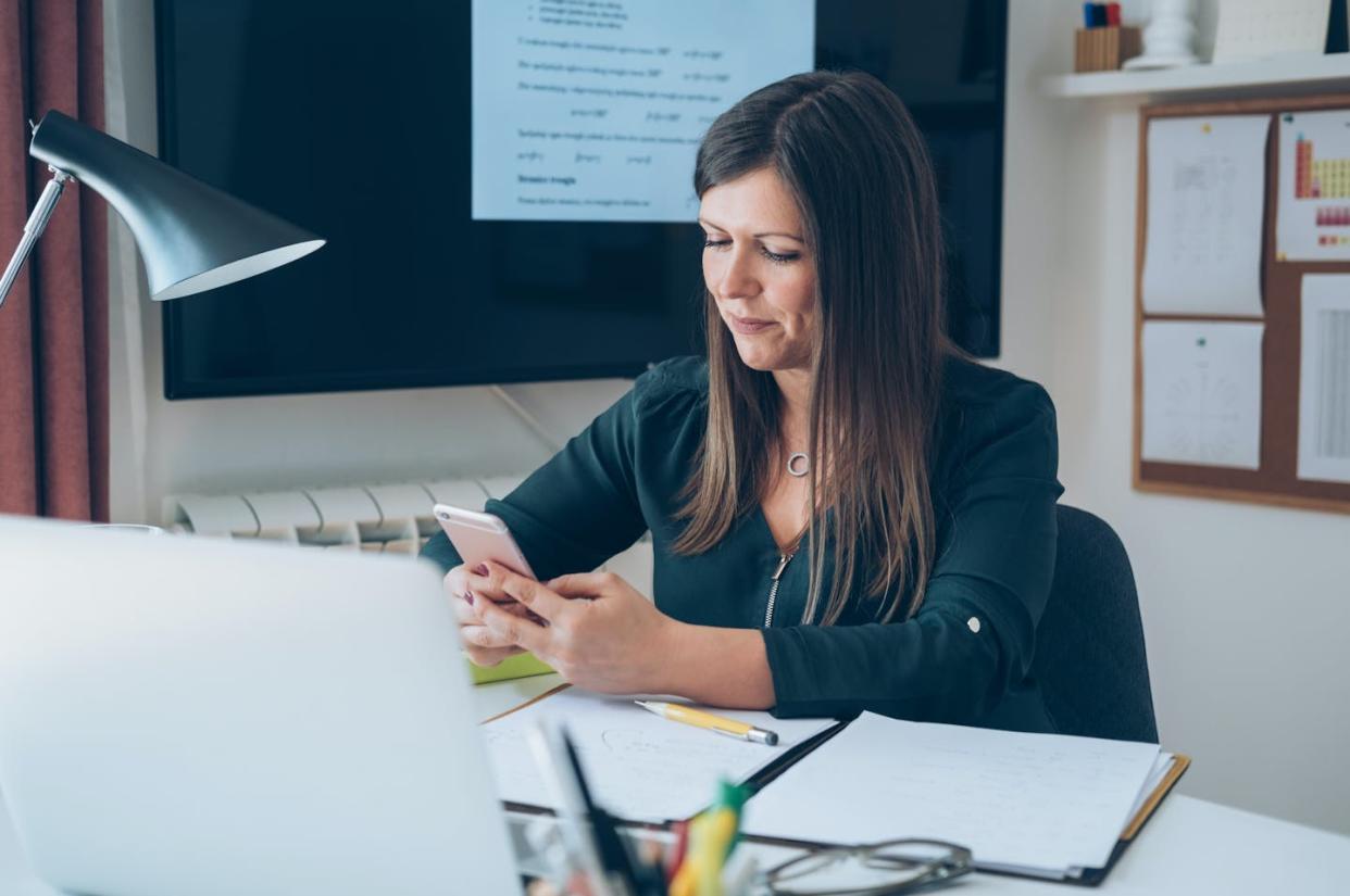 <a href="https://www.shutterstock.com/es/image-photo/happy-female-professor-having-break-online-1951268881" rel="nofollow noopener" target="_blank" data-ylk="slk:Tijana Simic / Shutterstock;elm:context_link;itc:0;sec:content-canvas" class="link ">Tijana Simic / Shutterstock</a>