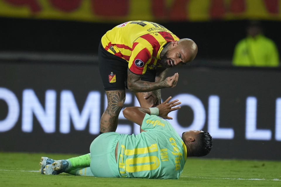 Juan Quintero, del Deportivo Pereira de Colombia, se enfrenta a Rony, del Palmeiras de Brasil, tras un choque en el partido de ida de los cuartos de final de la Copa Libertadores, en el estadio Hernán Ramírez Villegas, en Pereira, Colombia, el 23 de agosto de 2023. (AP Foto/Fernando Vergara)