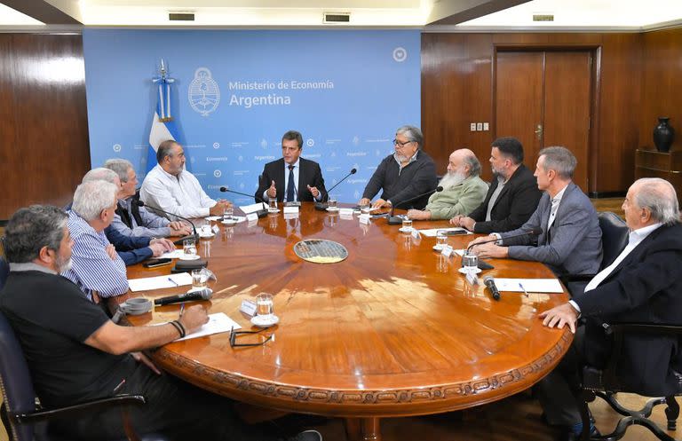 Sergio Massa reunido ayer con integrantes de la CGT y movimientos sociales