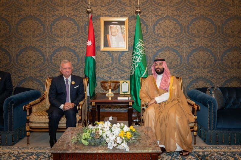 King Abdullah II of Jordan (L) holds a joint meeting with Crown Prince of Saudi Arabia Mohammed bin Salman al-Saud on the sidelines of the 33rd Arab League Summit. -/Petra/dpa