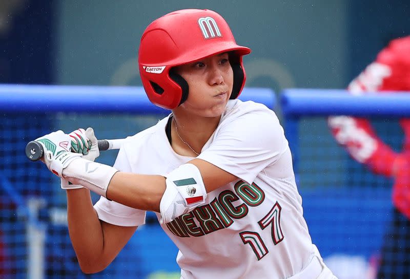 Foto del martes de la mexicana Anissa Urtez durante la derrota de su equipo ante Canadá en el partido por el bronce de sóftbol en los Juegos de Tokio.