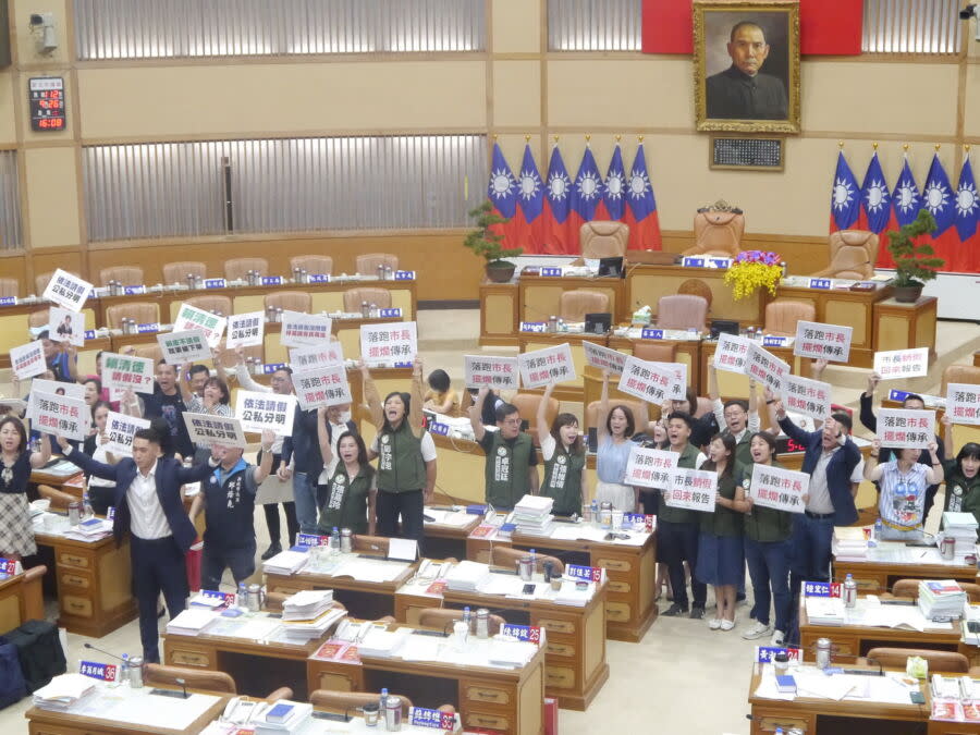 圖／新北市議會民進黨團與國民黨團為了新北市長侯友宜請假不進議會報告，在議場內吵成一團。（圖／記者陳志仁攝，2023.09.26）