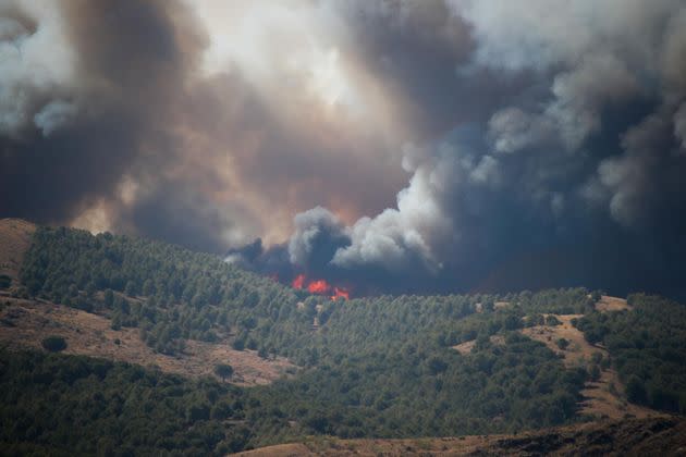 El incendio declarado en el término municipal de Ateca (Zaragoza) se extiende al pueblo de Moros. (Photo: EFE/Javier Cebollada)