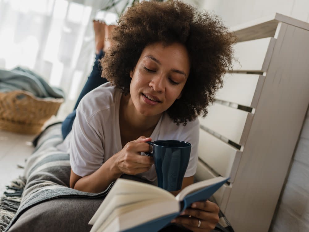 Ein Buch kann uns in andere Welten entführen. (Bild: Lordn/Shutterstock.com)