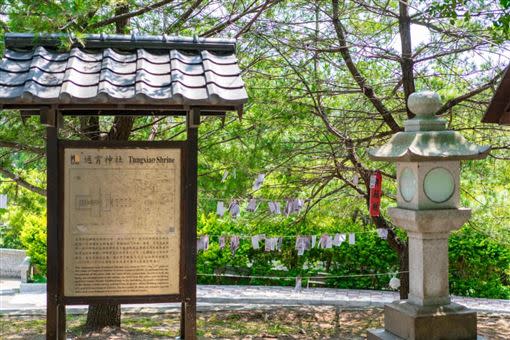 從日治時期保存到現在的「通霄神社」，旁邊也可以掛祈福小卡。（圖／徐酸酸的跑跳人生授權提供）