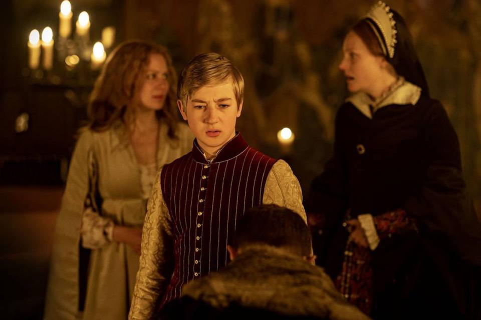 Nach dem Tod seines Vaters Heinrich VIII. wird Prinz Edward (Oliver Zetterström) im Beisein seiner Halbschwestern Elizabeth (Alicia von Rittberg, links) und Mary (Romola Garai) zum neuen König ernannt. (Bild: 2021 Starz Entertainment, LLC)