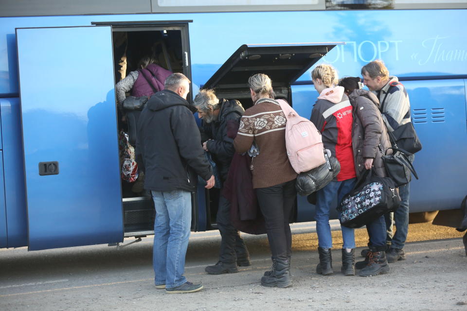 Aus dem belagerten Stahlwerk Azovstal in der ukrainischen Hafenstadt Mariupol sind offiziellen Angaben zufolge die letzten Frauen, Kinder und älteren Menschen evakuiert worden (Bild: Leon Klein/Anadolu Agency via Getty Images)