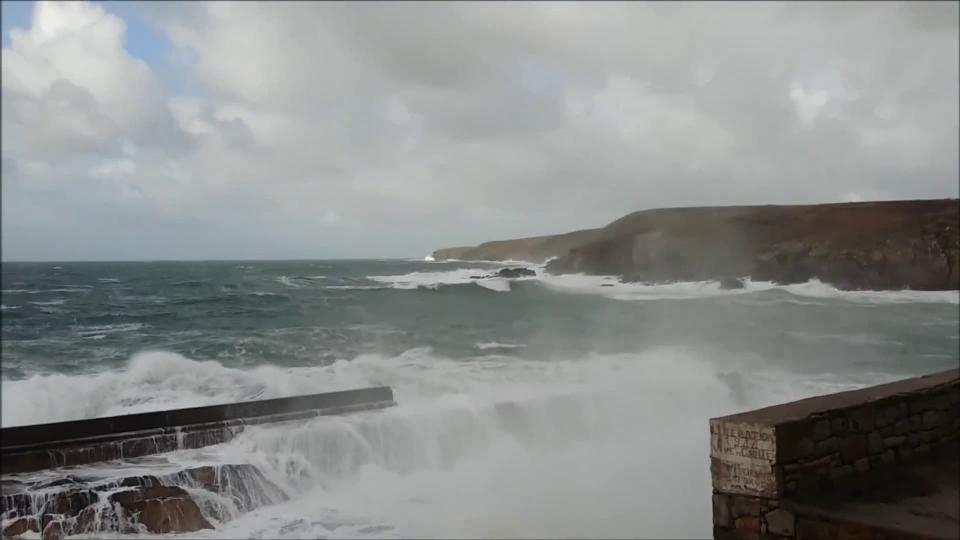 Une vague sur la digue de Plogoff - BFMTV