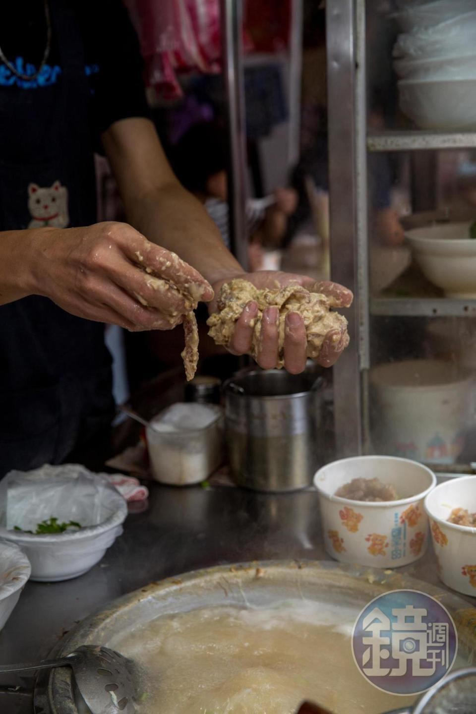 內用的肉羹都是現掐現煮，外層粉漿軟Ｑ，肉質相當甜嫩。