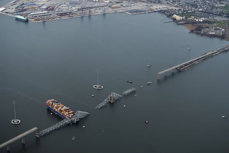 Vista del carguero Dali tras el impacto contra el Francis Scott Key Bridge en Baltimore. (Erin Schaff/The New York Times)