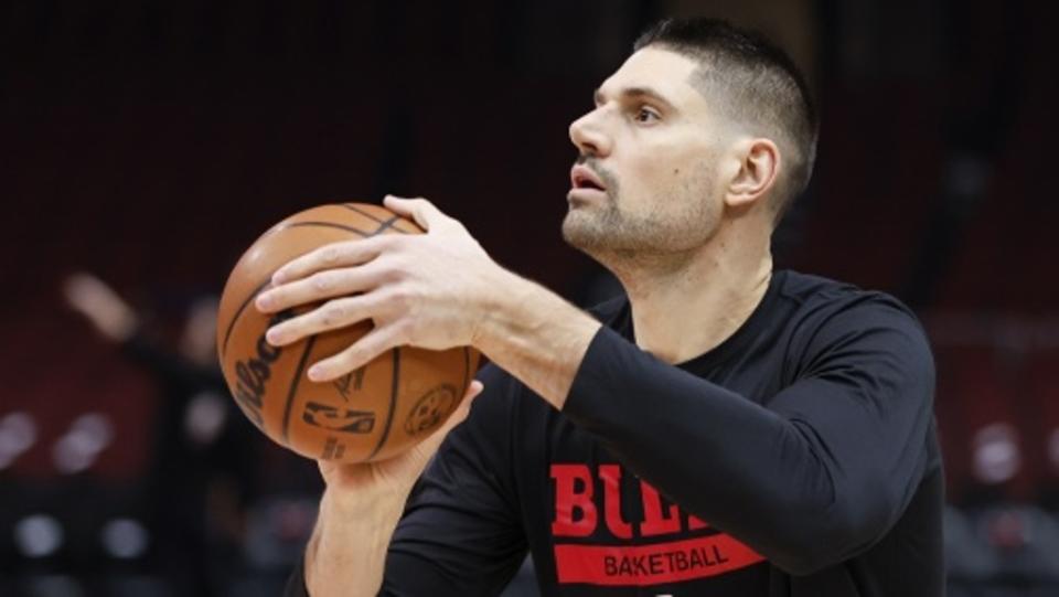 Center Chicago Bulls Nikola Vucevic (9) melakukan pemanasan sebelum pertandingan NBA melawan Washington Wizards di United Center