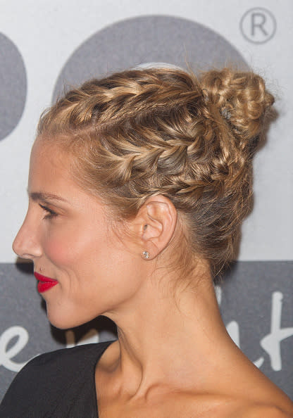 Una opción más sofisticada. Nos enamoramos del peinado de Elsa Pataky que, básicamente, consiste en varias trenzas cocidas que se sujetan en forma de chongo. Ideal para ‘romper el molde’ con un peinado audaz en tu boda. - Foto: Eduardo Parra/Getty Images