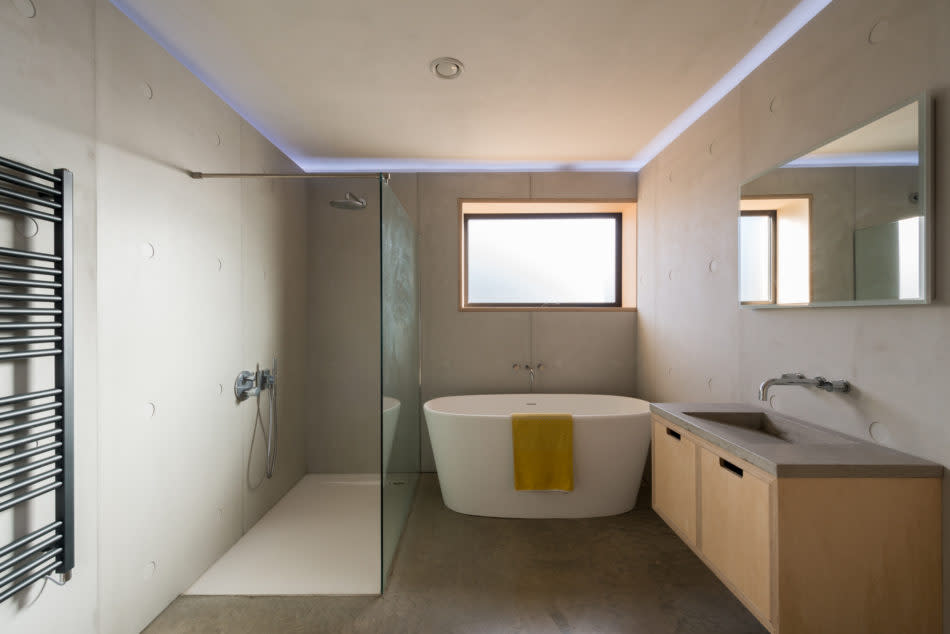 <p>Das Badezimmer des Hauptschlafzimmers ist mit einer ebenerdigen Dusche und einer freistehenden Wanne ausgestattet. Da das Gebäude unter Denkmalschutz steht, war die Prozedur bis zum Erhalt der Baugenehmigung laut Architekt sehr langwierig. </p>