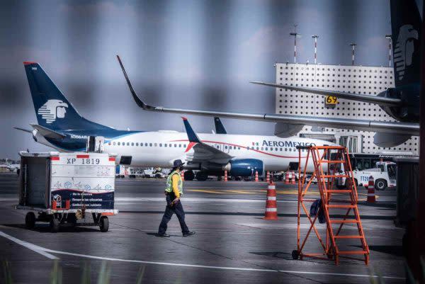 Aeroméxico cancela y restringe peso en vuelos por ola de calor en Ciudad de México.