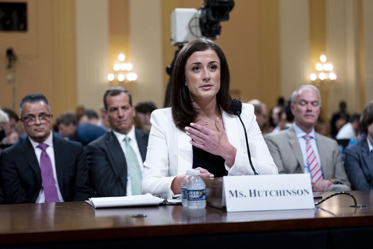 Cassidy Hutchinson, quien trabajó para el jefe de personal del expresidente Donald Trump, testifica frente al comité de la Cámara Baja que investiga el asalto del 6 de enero al Capitolio, en el Capitolio, en Washington, el 28 de junio de 2022. (Doug Mills/The New York Times)