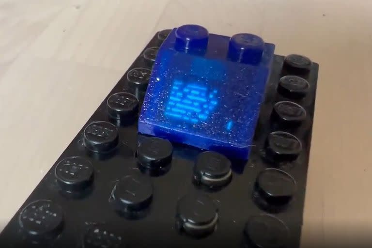 Esa pieza de Lego tiene una pantalla y un procesador adentro, que genera la animación que simula una computadora en un set de Lego
